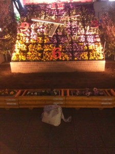 春をまつ福島駅花時計で福島県、南相馬の復興を祈る日体柔整バック、マフラータオル